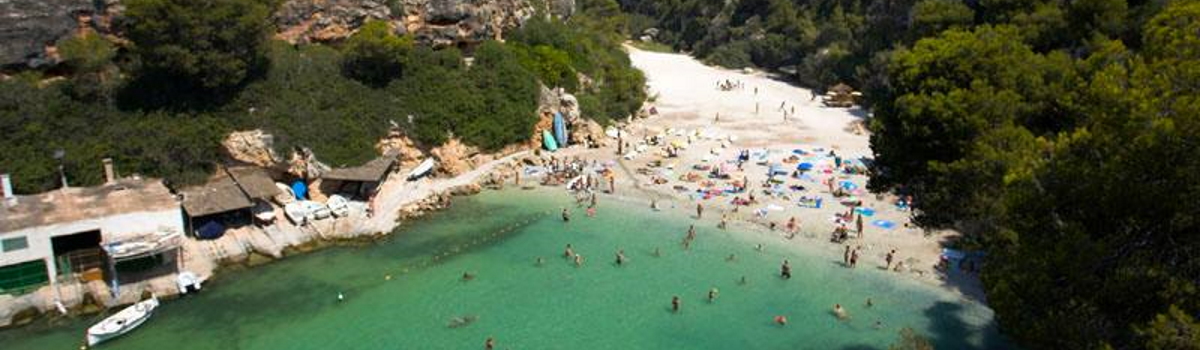 Der Strand in der Bucht von Cala Pi