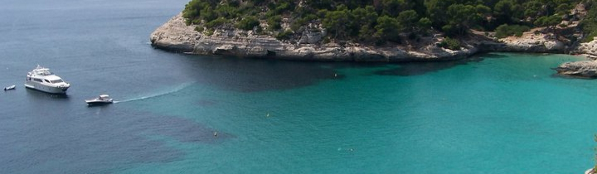 Der Strand von Cala Mitjana 